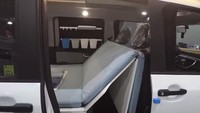 Kemudian, saat kursi depan dalam posisi normal, kompartemen di belakang bisa dijadikan sofa untuk bersantai sembari menikmati tenggelamnya matahari di ufuk timur. Foto: Carbuzz