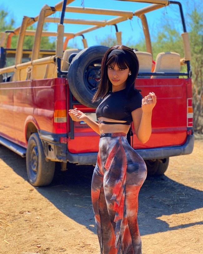 Wanita muda yang jadi model katalog Fashion Nova itu punya pinggang kecil dengan bokong yang besar. Banyak netizen yang menduga bahwa bentuk tubuhnya itu tidak asli, melainkan hasil dari Photoshop.  Foto: Instagram @lemybeauty