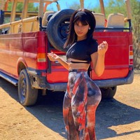 Wanita muda yang jadi model katalog Fashion Nova itu punya pinggang kecil dengan bokong yang besar. Banyak netizen yang menduga bahwa bentuk tubuhnya itu tidak asli, melainkan hasil dari Photoshop.  Foto: Instagram @lemybeauty