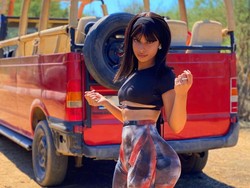 Foto: Model Berpinggang Kecil & Bokong Besar Disebut Tubuhnya Tak Realistis