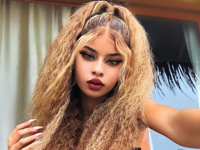 Selain tubuhnya yang mirip boneka Bratz, wajah Lemy pun demikian. Lemy punya bibir yang unik dengan bentuk yang tebal dan lancip di bagian atas persis seperti Bratz Doll. Entah asli atau filler bibir.  Foto: Instagram @lemybeauty