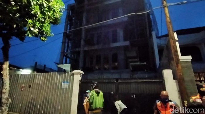 lift bawa enam kuli bangunan di surabaya anjlok