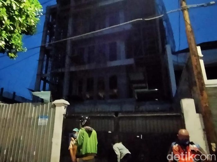 lift bawa enam kuli bangunan di surabaya anjlok