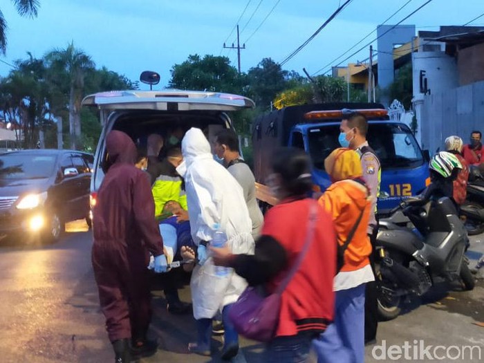 lift bawa enam kuli bangunan di surabaya anjlok