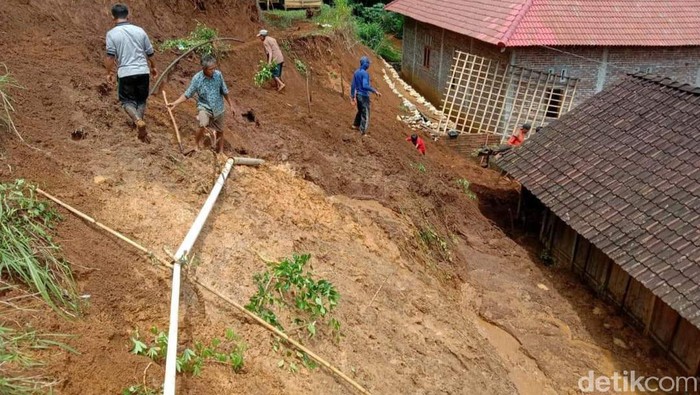 Longsor Terjang Perkampungan di Trenggalek