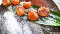 Medja Restaurant juga menawarkan beragam dessert. Salah satunya bola-bola ubi, yang per porsinya terdiri dari 6 buah. Teksturnya kenyal dan ketika digigit, cairan gula merahnya lumer di dalam mulut. Foto: detikFood/Yenny Mustika Sari
