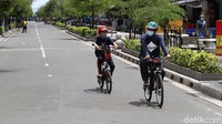 Sejumlah pesepeda juga menikmati jalanan yang lengang.