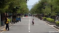 Penerapan Malioboro bebas kendaraan bermotor ini dilakukan dalam rangka penataan transportasi yang mendukung kawasan world heritage.