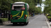 Kendaraan yang boleh memasuki Jalan Malioboro adalah bus Transjogja, ambulance, becak, dan andong.