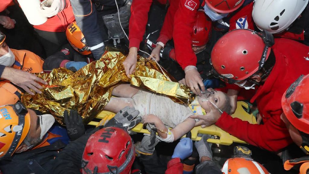 Momen Haru Evakuasi Bocah yang Terjebak 4 Hari Usai Gempa Turki