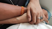 Perjalanan ke Sumba yang dilakukan pasangan ini menjadi momen mesra dan romantis mereka. Dimulai sejak di dalam pesawat. (Foto: dok. Instagram @ibnujamilo) 
