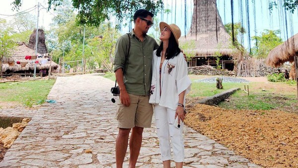 Momen Mesra Ibnu Jamil dan Ririn Ekawati di Sumba