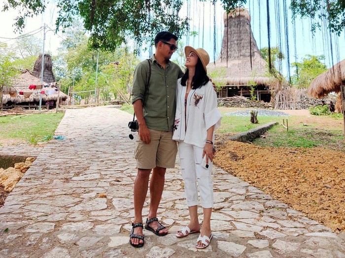 Momen mesra Ibnu Jamil dan Ririn Ekawati