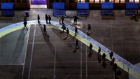 Seperti dilansir Associated Press, Selasa (3/11/2020), orang-orang tampak mulai mengantre sejak Selasa (3/11) pagi waktu AS, atau Selasa (3/11) petang waktu Indonesia bagian barat, di beberapa tempat pemungutan suara di Fairfax, Virginia, yang terletak di luar ibu kota Washington DC.
