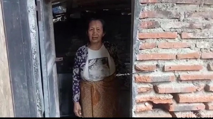Nenek Muadah, lansia miskin yang tercoret dari daftar penerima bansos COVID-19 di Brebes, Selasa (3/11/2020).