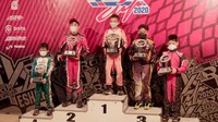 Meskipun pada sesi Final kelas Cadet dan Mini ini, All panggilan akrab Qarrar, sempat terlempar ke posisi terakhir saat start perlombaan memasuki tikungan pertama, tapi ia tak mudah menyerah. Foto: dok. Tanada Racing