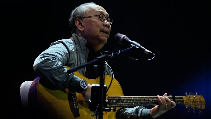 Pandemi COVID-19 membuat hampir berbagai bidang diterpa badai krisis, termasuk pada musisi yang juga turut terdampak. Ebiet G Ade bersyukur masih bisa manggung di tengah pandemi.