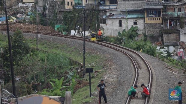 Pekerja menyelesaikan pembangunan double track Kereta Api (KA) Bogor - Sukabumi di Kawasan Bondongan, Bogor, Jawa Barat, Selasa (3/10/2020). (CNBC Indonesia/Andrean Kristianto)
