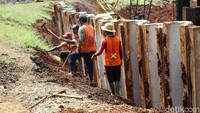 Para pekerja juga sibuk dengan pekerjaan masing-masing.