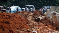 Pelebaran flyover dilakukan untuk mengurai kemacetan yang sering terjadi pada pagi hari.