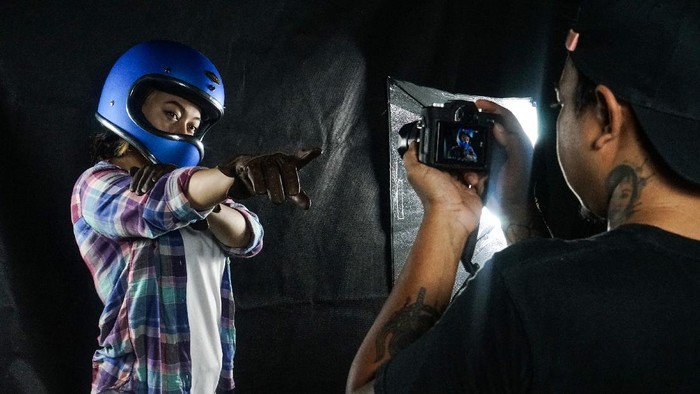 Pemilik usaha helm kustom memotret produknya di rumah produksi Chamber Helmet, Kartasura, Jawa Tengah, Selasa (3/11/2020). Dalam satu bulan, mereka mampu membuat 300 helm dengan berbagai model dari setengah muka (half face) dan tertutup (full face) menggunakan bahan dasar kevlar dengan harga jual Rp.700 ribu hingga Rp.2 juta tergantung model dan motif serta telah menembus pasar ekspor seperti Benua Amerika, Inggris, Jepang, Hongkong, dan Abu Dhabi. ANTARA FOTO/Makna Zaezar/hp.