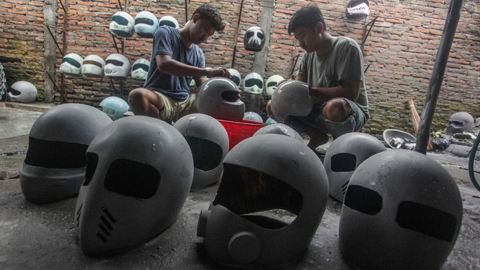 Pemilik usaha helm kustom memotret produknya di rumah produksi Chamber Helmet, Kartasura, Jawa Tengah, Selasa (3/11/2020). Dalam satu bulan, mereka mampu membuat 300 helm dengan berbagai model dari setengah muka (half face) dan tertutup (full face) menggunakan bahan dasar kevlar dengan harga jual Rp.700 ribu hingga Rp.2 juta tergantung model dan motif serta telah menembus pasar ekspor seperti Benua Amerika, Inggris, Jepang, Hongkong, dan Abu Dhabi. ANTARA FOTO/Makna Zaezar/hp.