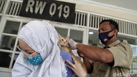 Petugas Suku Dinas Ketahanan Pangan, Kelautan, dan Pertanian (Sudin KPKP)  memberikan vaksin rabies terhadap hewan peliharaan di kawasan Kelapa Gading Timur, Jakarta Utara, Selasa (3/11).