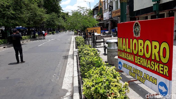 Penampakan uji coba hari pertama Malioboro bebas kendaraan bermotor, Selasa (3/11/2020). Lalin tampak lengang dan beberapa wisatawan berfoto hingga ke tengah jalan.