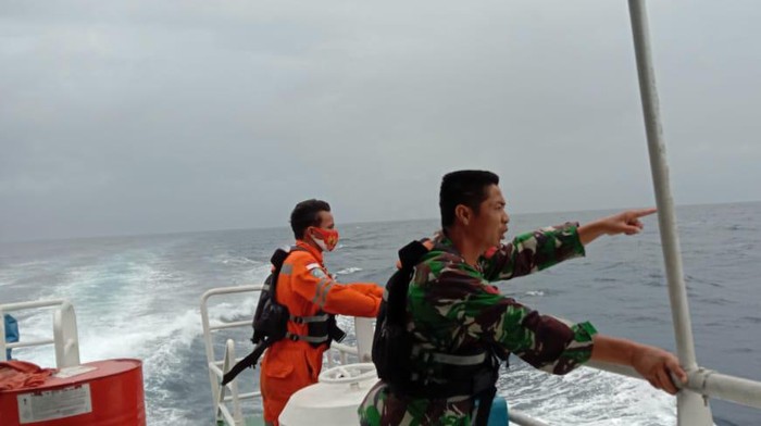 Pencarian korban kapal kampanye Paslon Rusli-Asgar yang tenggelam di Banggai Laut (dok. Ismtimewa).