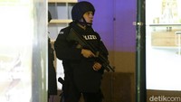 Polisi bersenjata lengkap juga telah disiagakan di sekitar lokasi.