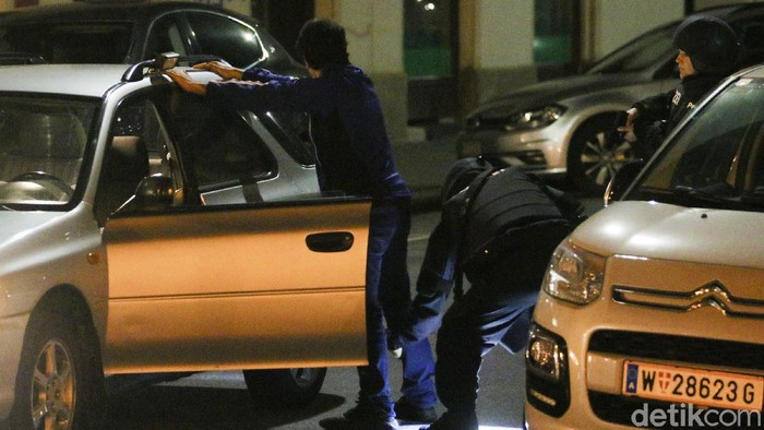 Police officers stay in position during an operation, in Vienna, Austria, Tuesday, Nov. 3, 2020. Police in the Austrian capital said several shots were fired shortly after 8 p.m. local time on Tuesday, Nov. 2, in a lively street in the city center of Vienna and that there were six different shooting locations. Austrias top security official said authorities believe there were several gunmen involved and that a police operation was still ongoing. (Photo/Ronald Zak)