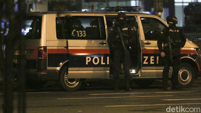 Police officers stay in position during an operation, in Vienna, Austria, Tuesday, Nov. 3, 2020. Police in the Austrian capital said several shots were fired shortly after 8 p.m. local time on Tuesday, Nov. 2, in a lively street in the city center of Vienna and that there were six different shooting locations. Austrias top security official said authorities believe there were several gunmen involved and that a police operation was still ongoing. (Photo/Ronald Zak)