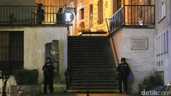 Police officers stay in position during an operation, in Vienna, Austria, Tuesday, Nov. 3, 2020. Police in the Austrian capital said several shots were fired shortly after 8 p.m. local time on Tuesday, Nov. 2, in a lively street in the city center of Vienna and that there were six different shooting locations. Austrias top security official said authorities believe there were several gunmen involved and that a police operation was still ongoing. (Photo/Ronald Zak)