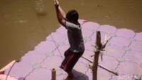 Sauzah menjadi nahkoda perahu eretan untuk mengisi waktu libur sekolah dan membantu kakeknya yang berhalangan menyeberangkan warga.