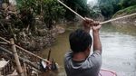 Potret Nahkoda Perahu Eretan Cilik di Sungai Ciliwung