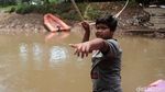 Potret Nahkoda Perahu Eretan Cilik di Sungai Ciliwung