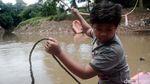 Potret Nahkoda Perahu Eretan Cilik di Sungai Ciliwung