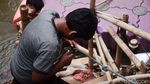 Potret Nahkoda Perahu Eretan Cilik di Sungai Ciliwung