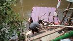 Potret Nahkoda Perahu Eretan Cilik di Sungai Ciliwung