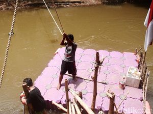 Potret Nahkoda Perahu Eretan Cilik di Sungai Ciliwung