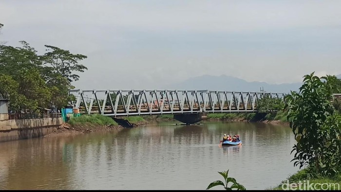 Petugas melakukan penyisiran mencari bocah tenggelam di Sungai Citarum.