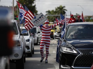 Tingkah Polah Pendukung Trump Diprotes: Blokade Jalan dan Kepung Bus Suporter Biden