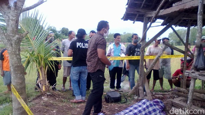 Polisi menggelar olah TKP penemuan mayat petani di gubuk sawah Cepu, Blora, Selasa (3/11/2020).