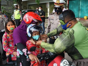 Operasi Zebra Semeru di Gresik, Superhero Bagi Masker dan Helm Gratis