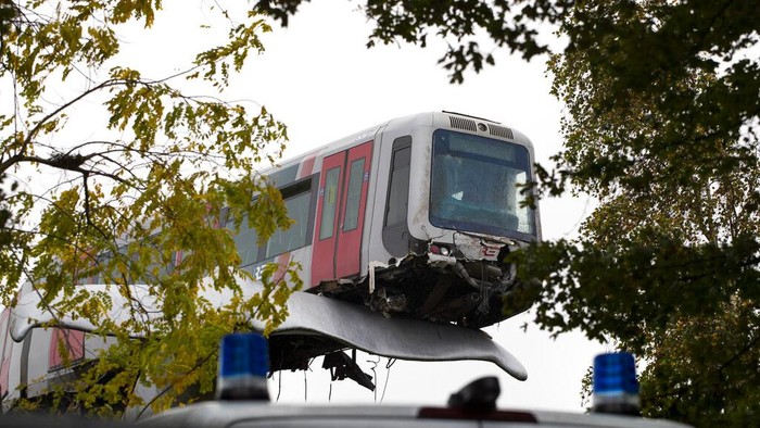 Potret 'Paus' Selamatkan Kecelakaan Kereta The whale's tail of a sculpture caught the front carriage of a metro train as it rammed through the end of an elevated section of rails with the driver escaping injuries in Spijkenisse, near Rotterdam, Netherlands, Monday, Nov. 2, 2020. (AP Photo/Peter Dejong)