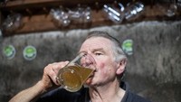 Roger Wilkins, pemilik Wilkins Cider Farm, menikmati sari apel tradisional saat ia beristirahat.  