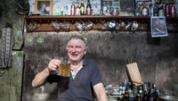 Roger Wilkins dikenal sebagai raja sari karena reputasinya dalam memproduksi sari apel terbesar di Somerset, Inggris.  