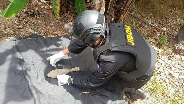 Proses Tim Jibom Lakukan Disposal Mortir yang Ditemukan di Tapanuli Utara