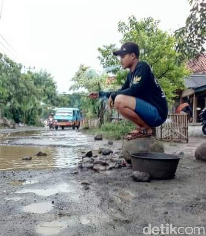 Protes jalan rusak, warga Cirebon mancing di kubangan