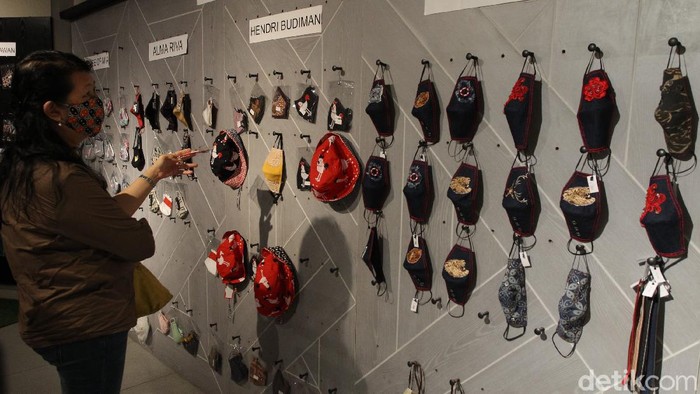 Ratusan Desain Masker Unik Mejeng di Pameran Masker Indonesia Ratusan desain masker dipajang pada pameran bertajuk 'Pameran Masker Indonesia'. Aktivitas tersebut digelar di Galeria Mall, Yogyakarta.